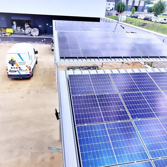 Carport solaire équipé de panneaux photovoltaïques installé par Y.F. DEV, vue aérienne