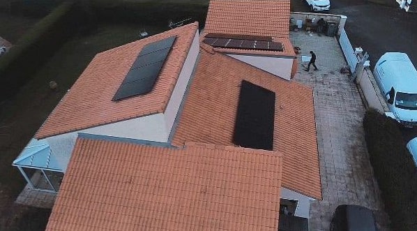 Panneaux solaires posés sur la toiture d'une maison individuelle, vue drone